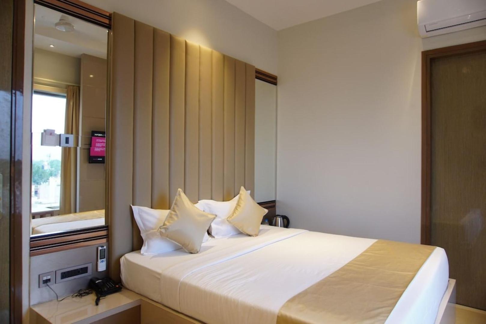 Red Orchid Hotel 칸푸르 외부 사진